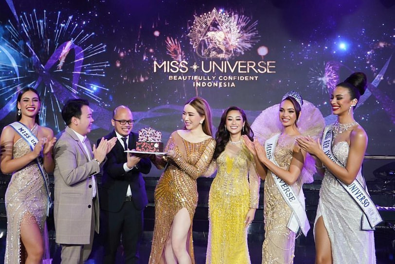 Tại sự kiện họp báo công bố đơn vị nắm bản quyền mới của Miss Universe ở Indonesia, bà Anne cũng trở thành tâm điểm chú ý khi được ban tổ chức chuẩn bị bánh kem và chúc mừng sinh nhật ngay trên sân khấu. Nhiều khán giả hài hước bình luận, buổi họp báo giống buổi tiệc sinh nhật của nữ tỷ phú.