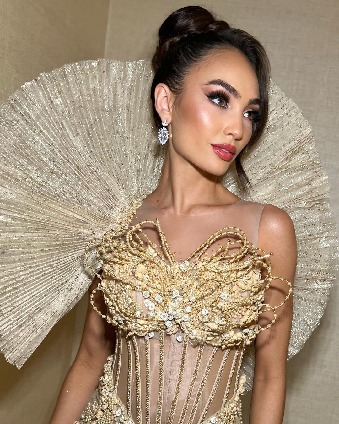 Tối 21/2, Hoa hậu Hoàn vũ 2022 R'Bonney Gabriel xuất hiện trong đêm tiệc gala chào mừng của tổ chức Miss Universe Indonesia. Đây cũng là sự kiện công bố đơn vị mới nắm bản quyền cử đại diện đi thi Miss Universe ở Indonesia thuộc về công ty PT Capella Swastika Karya. Tại sự kiện, R'Bonney Gabriel gây chú ý với thiết kế có kiểu dáng lạ mắt, tuy nhiên không được đánh giá cao.