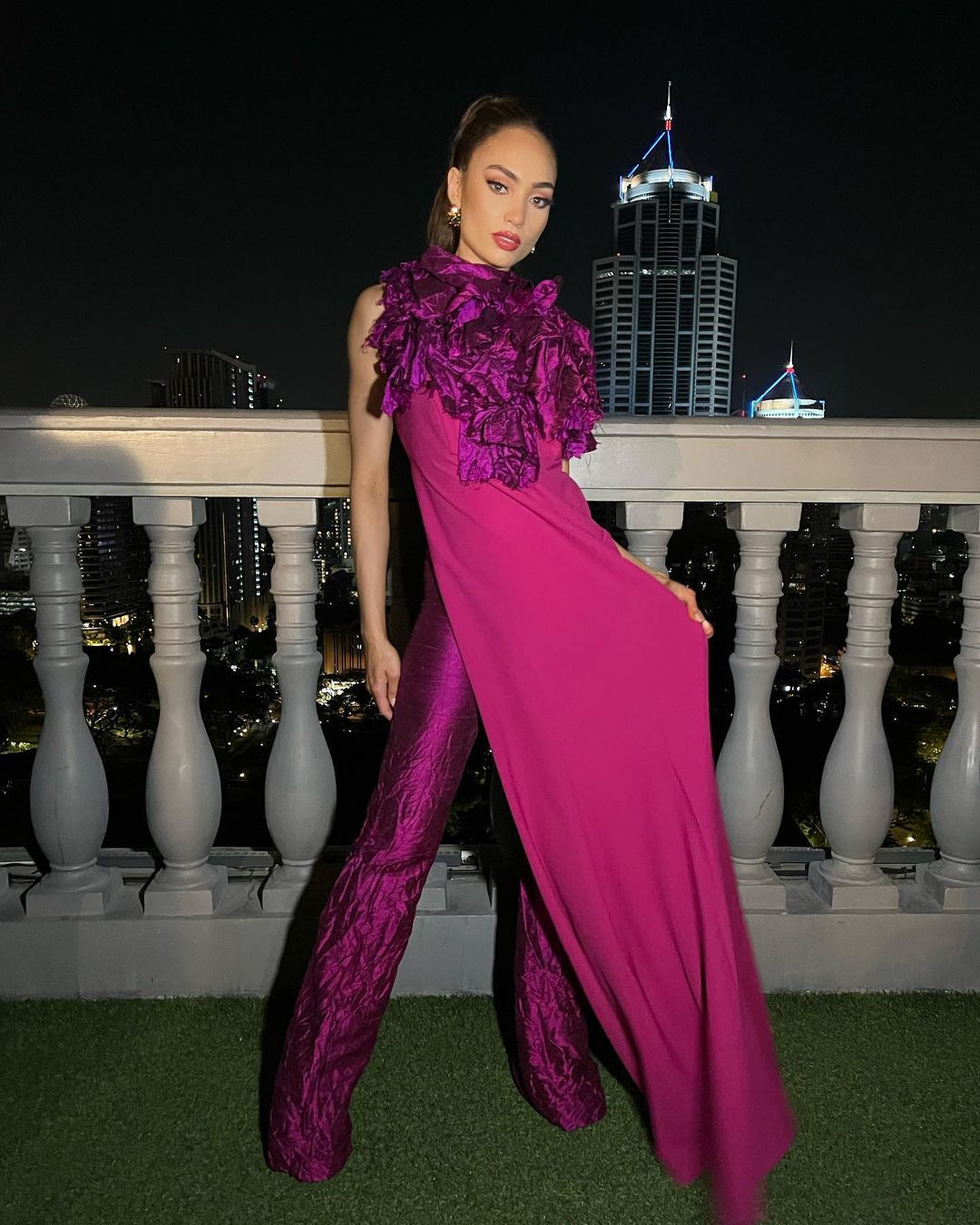 Vốn là một nhà thiết kế thời trang nên R'Bonney Gabriel luôn có gu ăn mặc phá cách, táo bạo. Thiết kế tông màu tím mang lại nét độc đáo nhưng không được đánh giá cao vì rườm rà.