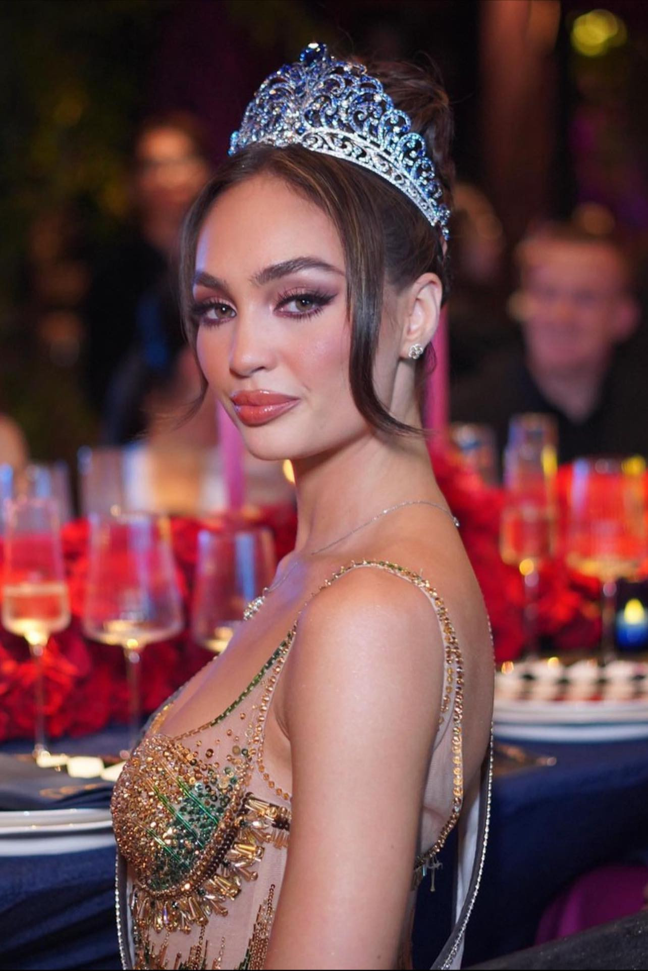 Nếu trong các chuyến công tác tại Thái Lan, Indonesia, R’Bonney Gabriel thường bị so sánh với Á hậu 2 và cho rằng kém nổi bật hơn thì tại Việt Nam, cô được nhận xét chiếm trọn sự chú ý của truyền thông với phong cách ấn tượng và thần thái hút hồn.