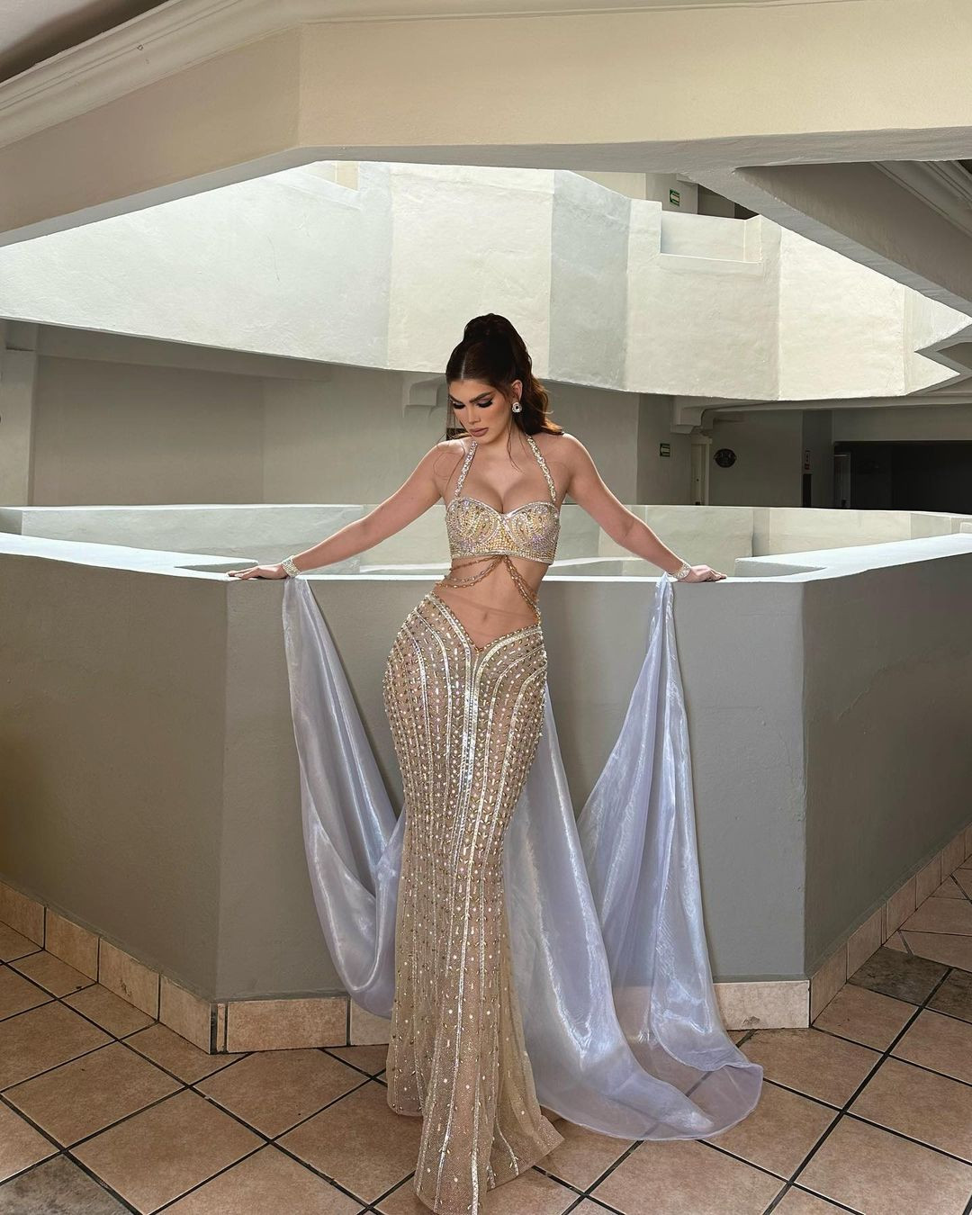 Denisse Franco gây chú ý với bộ trang phục cắt xẻ kết hợp khăn choàng phong cách nữ thần. Denisse Franco sinh năm 1998, chiều cao 1,76 m và vóc dáng đầy đặn, nóng bỏng đậm chất Latinh. Cô đăng quang ngôi vị Hoa hậu Mexico 2017 và được cử làm đại diện của quốc gia này tại cuộc thi Hoa hậu Hoàn vũ 2017.