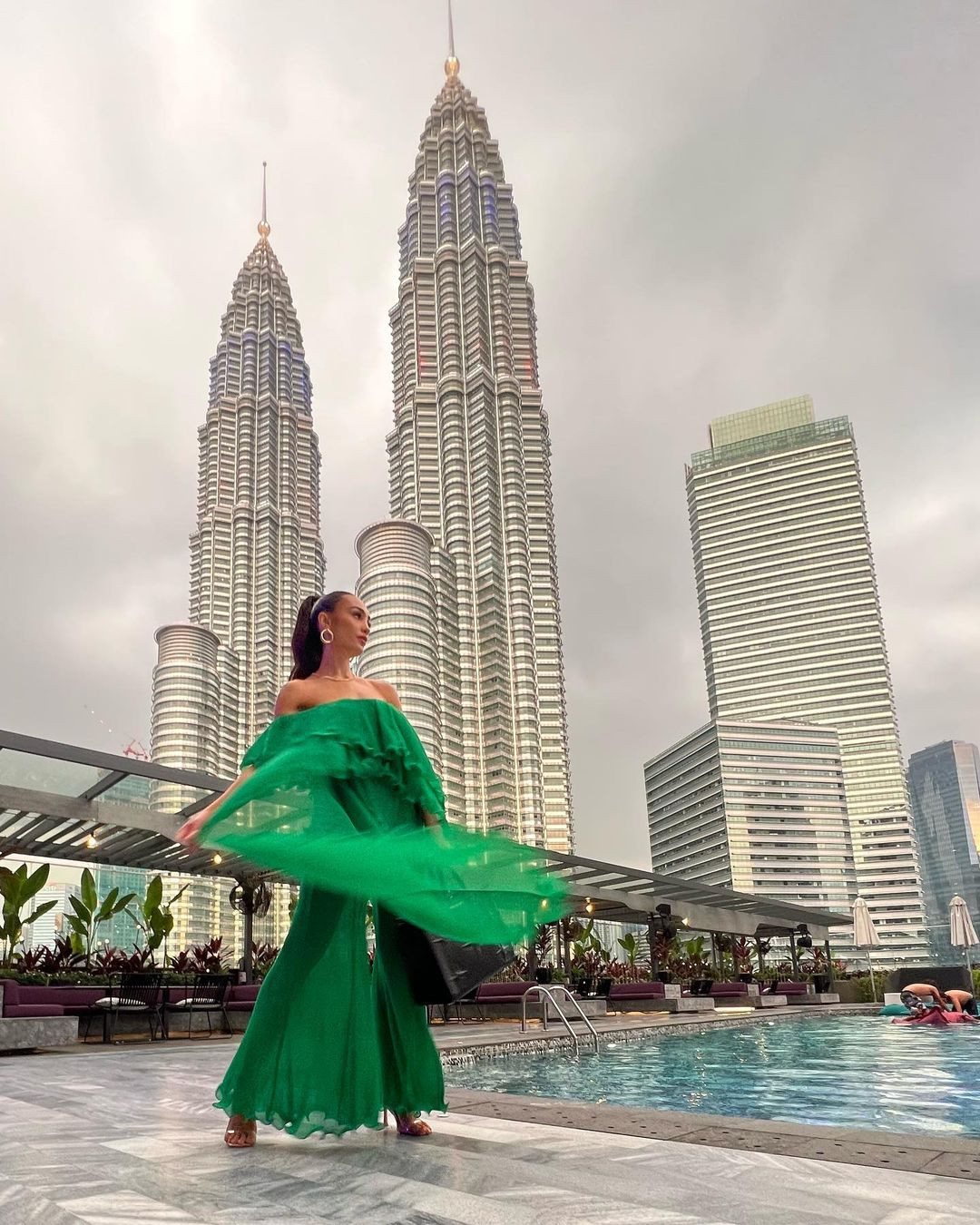 R'Bonney Gabriel cũng đặc biệt yêu thích phong cách bèo nhún. Tuy vậy, phong cách này được cho là không tôn dáng, khiến cô bị sến và quê mùa. Bên cạnh đó, những màu sắc trang phục mà R'Bonney Gabriel lựa chọn cũng không được đánh giá cao.