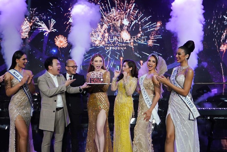 Tại sự kiện họp báo công bố đơn vị nắm bản quyền mới của Miss Universe ở Indonesia, bà Anne cũng trở thành tâm điểm chú ý khi được ban tổ chức chuẩn bị bánh kem và chúc mừng sinh nhật ngay trên sân khấu. Nhiều khán giả hài hước bình luận, buổi họp báo giống buổi tiệc sinh nhật của nữ tỷ phú.