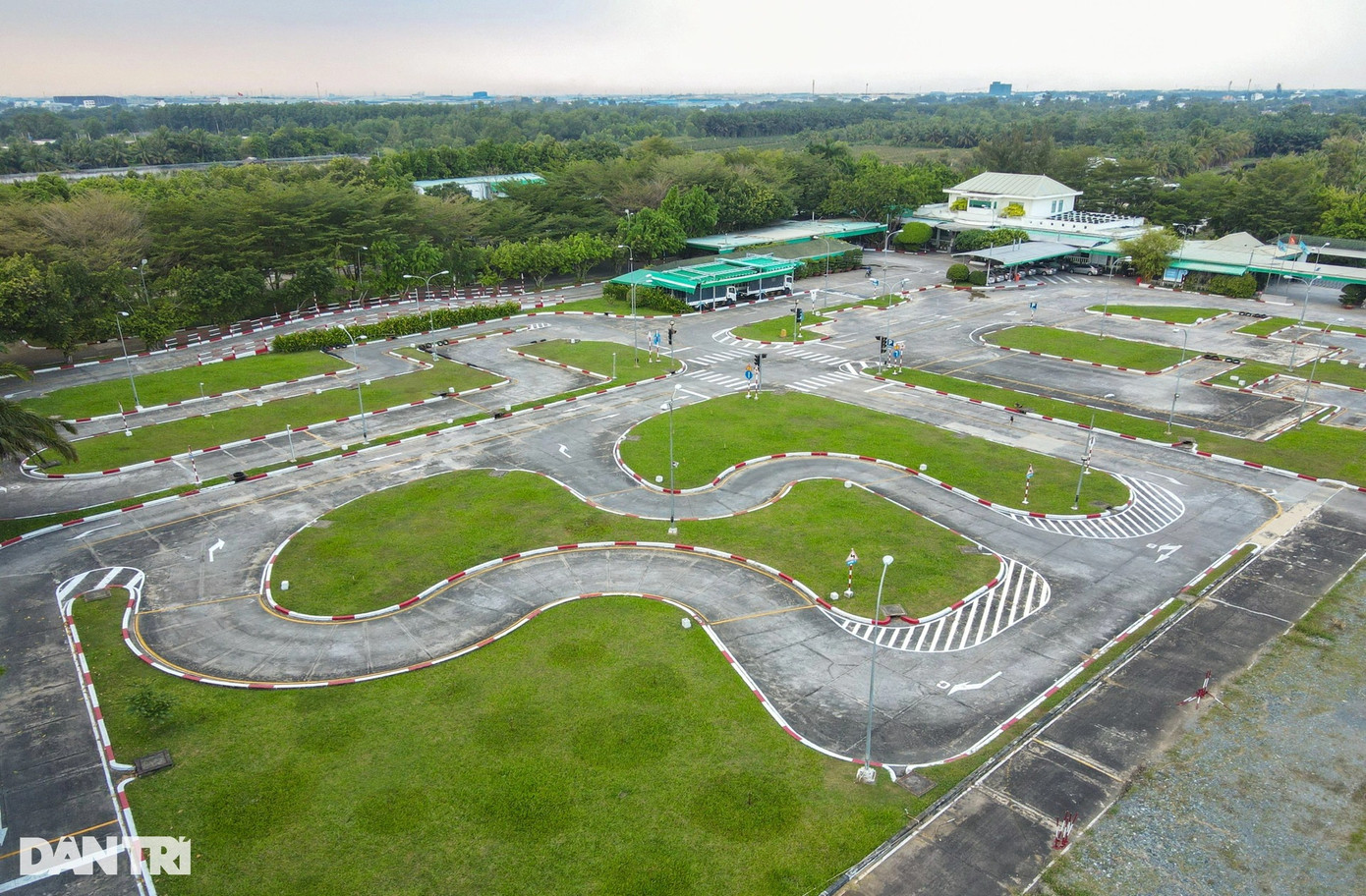 Tuy nhiên, khu đất này của công ty Hoàng Gia chưa hoàn tất chuyển đổi mục đích sử dụng cho lĩnh vực giáo dục. Các hạng mục sa hình của cơ sở đáp ứng quy định sân tập lái của Bộ Giao thông Vận tải.