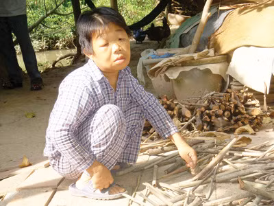 Ông Dân đã 50 tuổi nhưng nhìn như đứa trẻ. Ảnh: Thanh Dũng