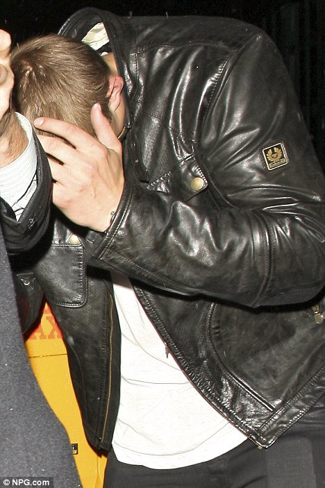 Anh chàng vội vã che mặt khi bị cánh săn ảnh phát hiện