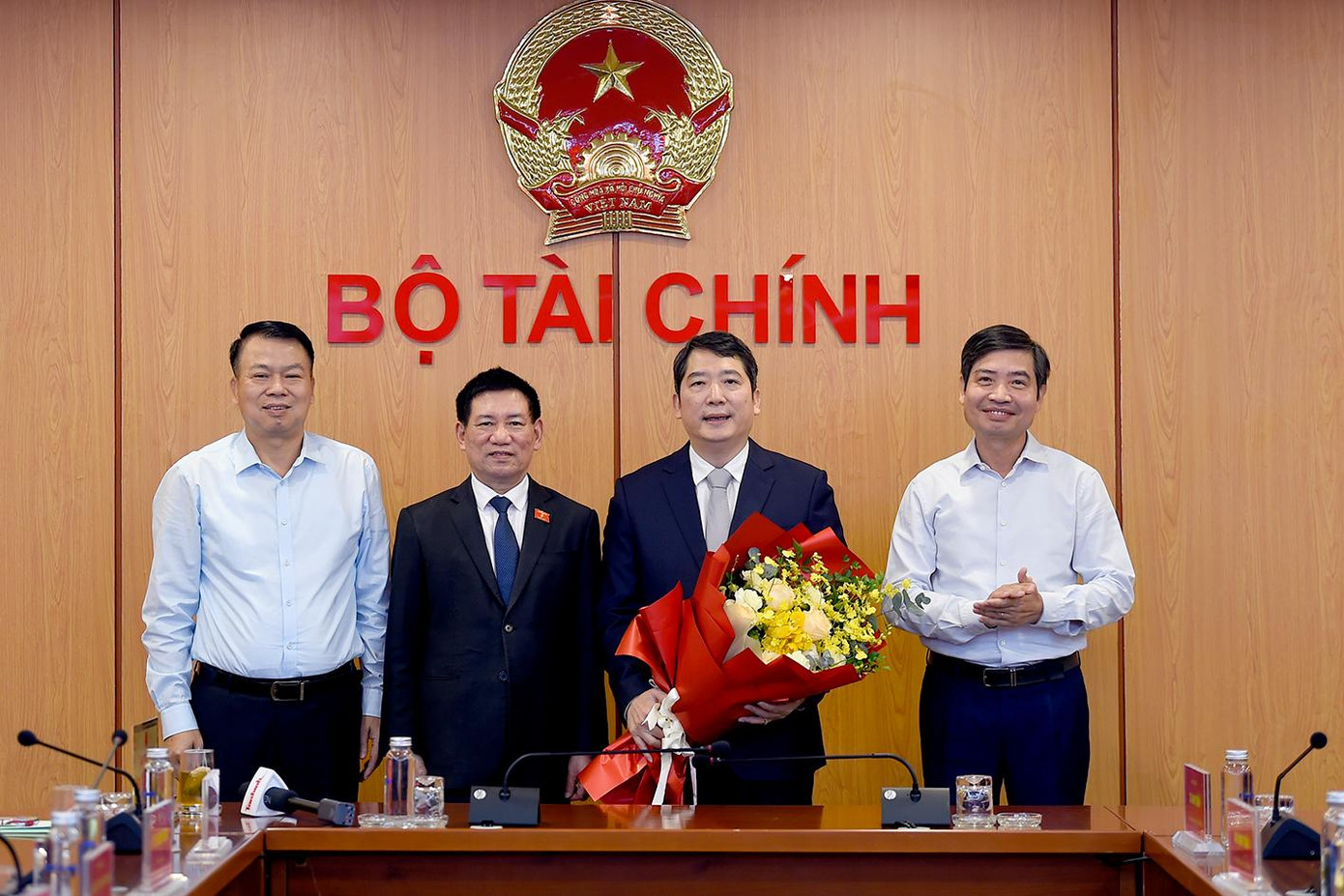 Tập thể lãnh đạo Bộ Tài chính chúc mừng ông Cao Anh Tuấn.