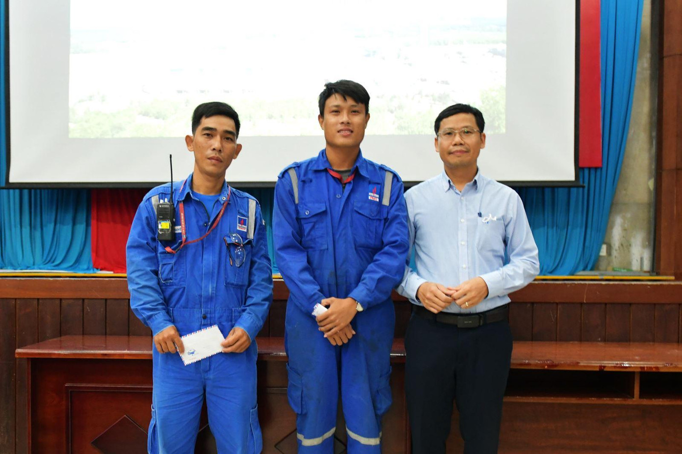 Đại diện BSR biểu dương và trao quà cho nhân sự nhà thầu PMS đã có hành động dũng cảm cứu người.