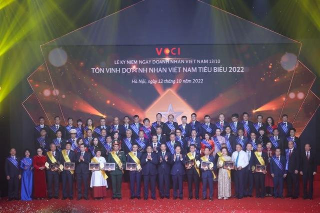 Top 60 doanh nhân tiêu biểu năm 2022 chụp ảnh cùng Thủ tướng Phạm Minh Chính. Top 60 doanh nhân tiêu biểu năm 2022 chụp ảnh cùng Thủ tướng Phạm Minh Chính.