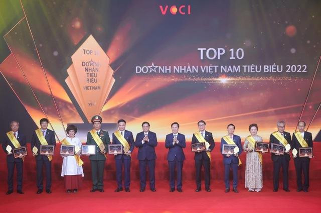 Thủ tướng Phạm Minh Chính cùng Top 10 doanh nhân tiêu biểu 2022 (ảnh: VGP). Thủ tướng Phạm Minh Chính cùng Top 10 doanh nhân tiêu biểu 2022 (ảnh: VGP).