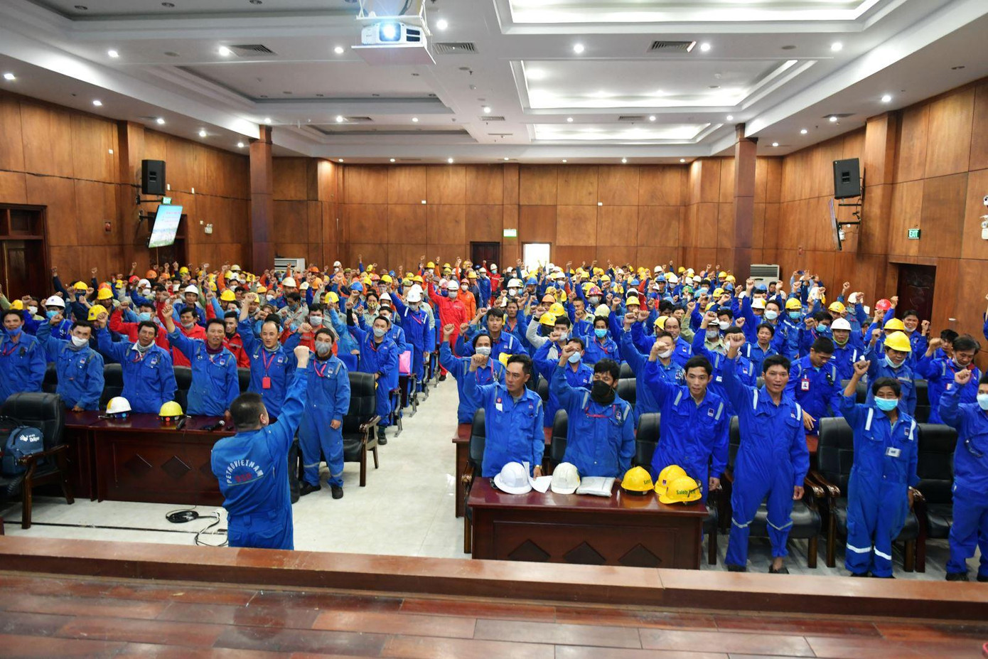 Tập thể lao động của Nhà thầu và BSR thể hiện quyết tâm giữ an toàn trong quá trình làm việc.