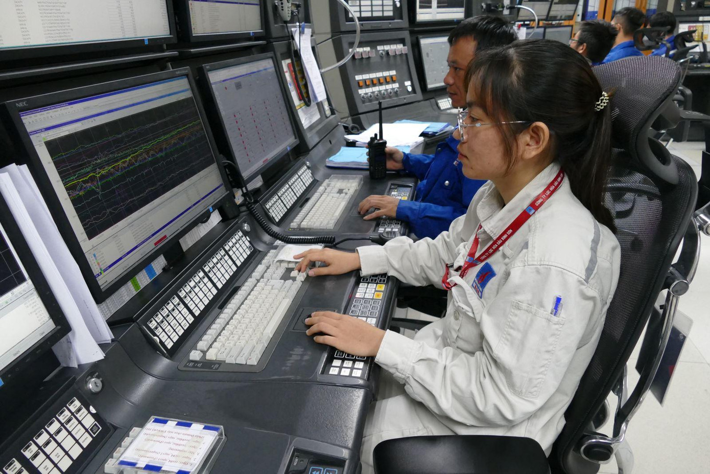 Nữ kỹ sư Lê Thị Minh Hiếu vận hành tại Phòng Điều khiển Trung tâm NMLD Dung Quất.
