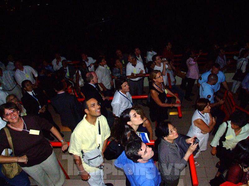 Ngước nhìn đường bay tuyệt vời của VINASAT-1. Ảnh: Hải Hà