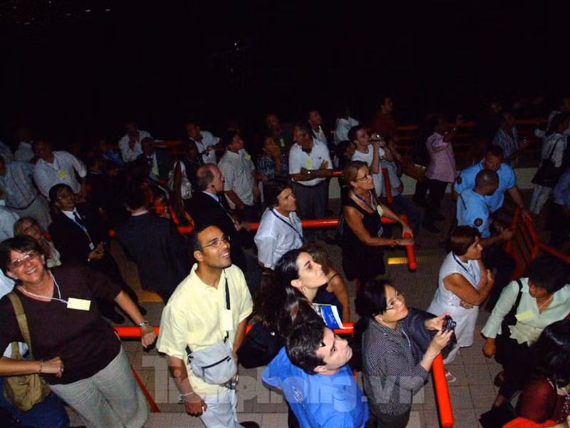 Ngước nhìn đường bay tuyệt vời của VINASAT-1. Ảnh: Hải Hà