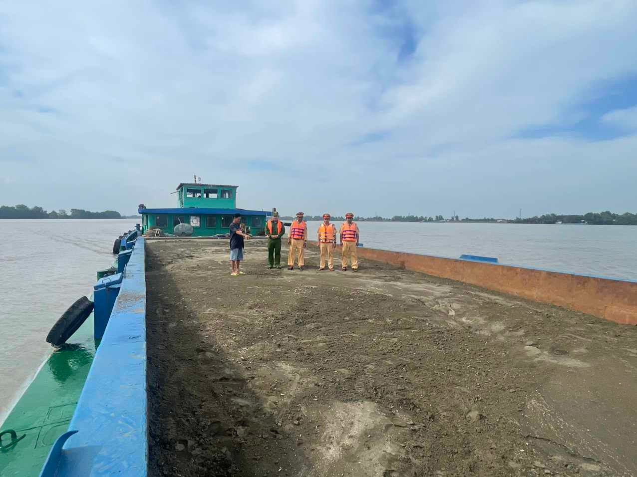 Lực lượng chức năng kiểm tra phương tiện. Lực lượng chức năng kiểm tra phương tiện.