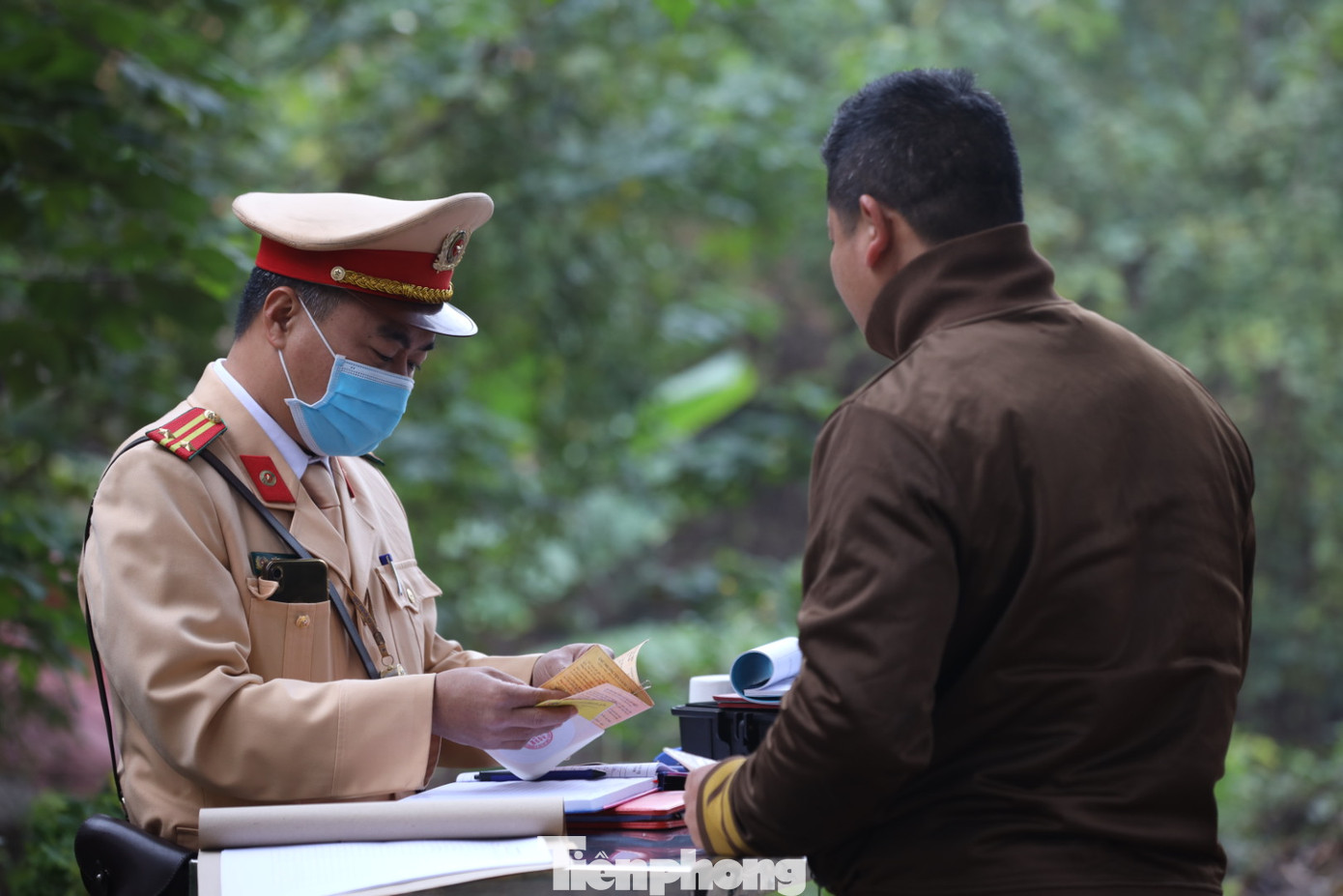 Tổ công tác kiểm tra giấy tờ lái xe. Tổ công tác kiểm tra giấy tờ lái xe.