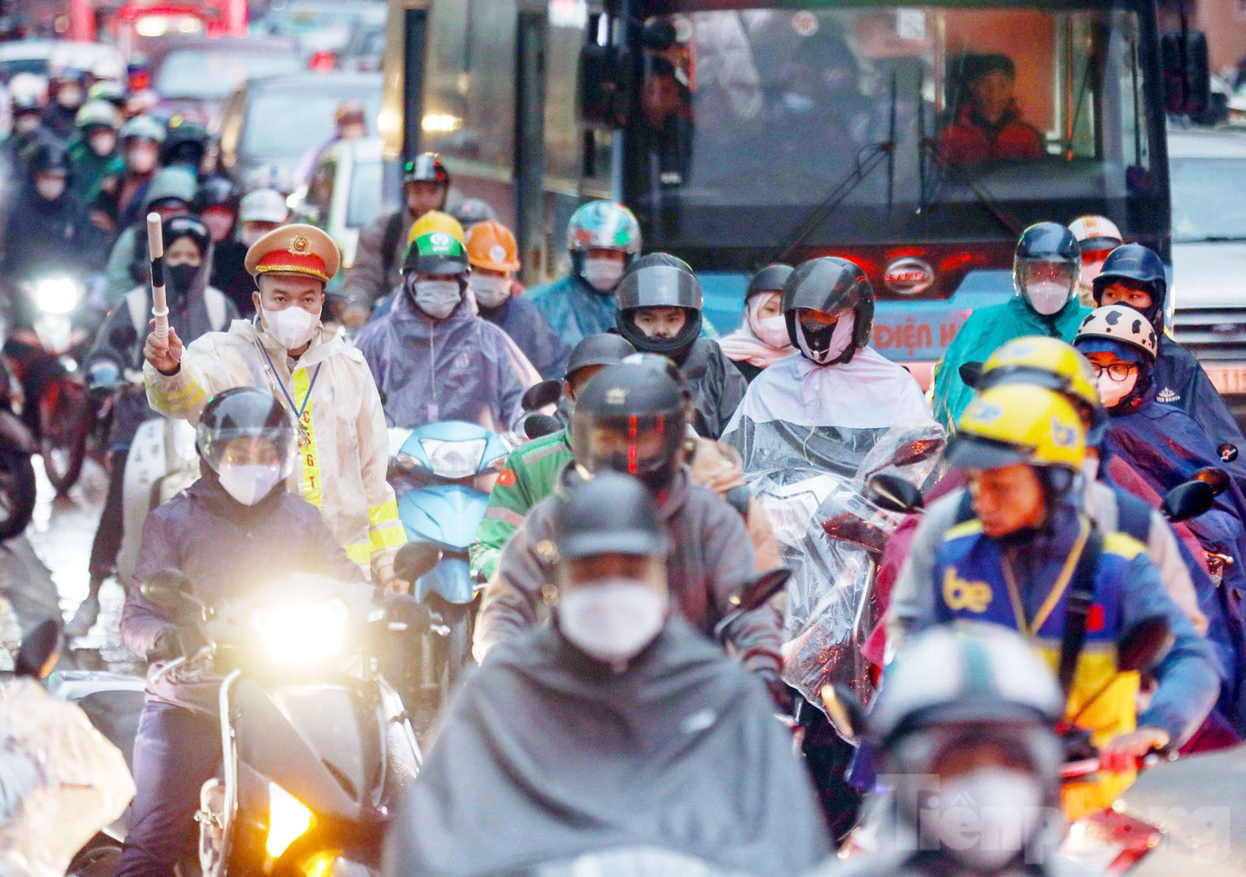 Các phương tiện di chuyển chậm trong trời mưa rét.