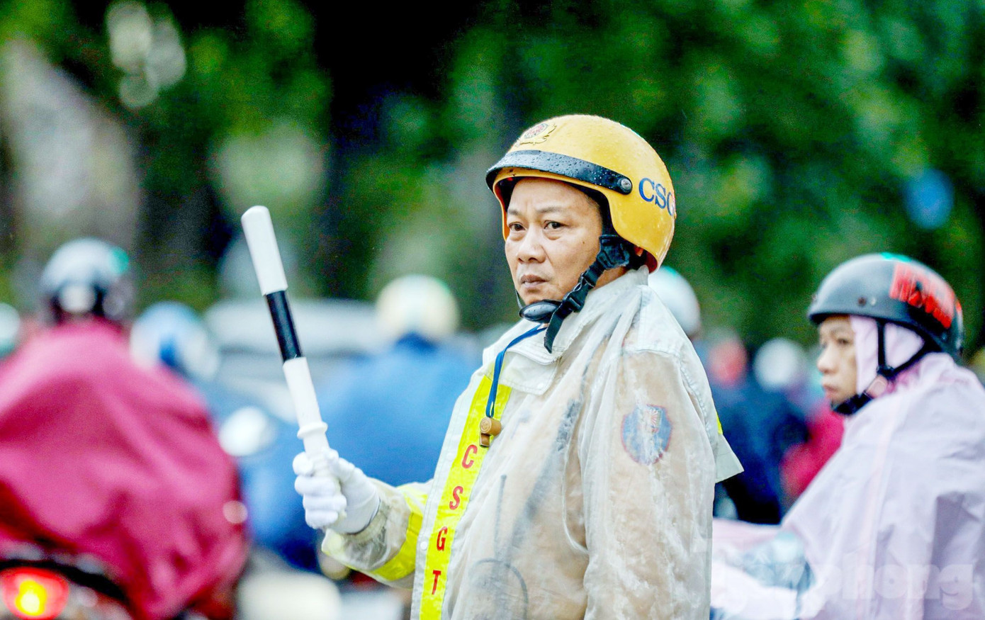 Cán bộ, chiến sĩ CSGT Hà Nội đứng phân luồng trong trời mưa rét hơn 10 độ C.