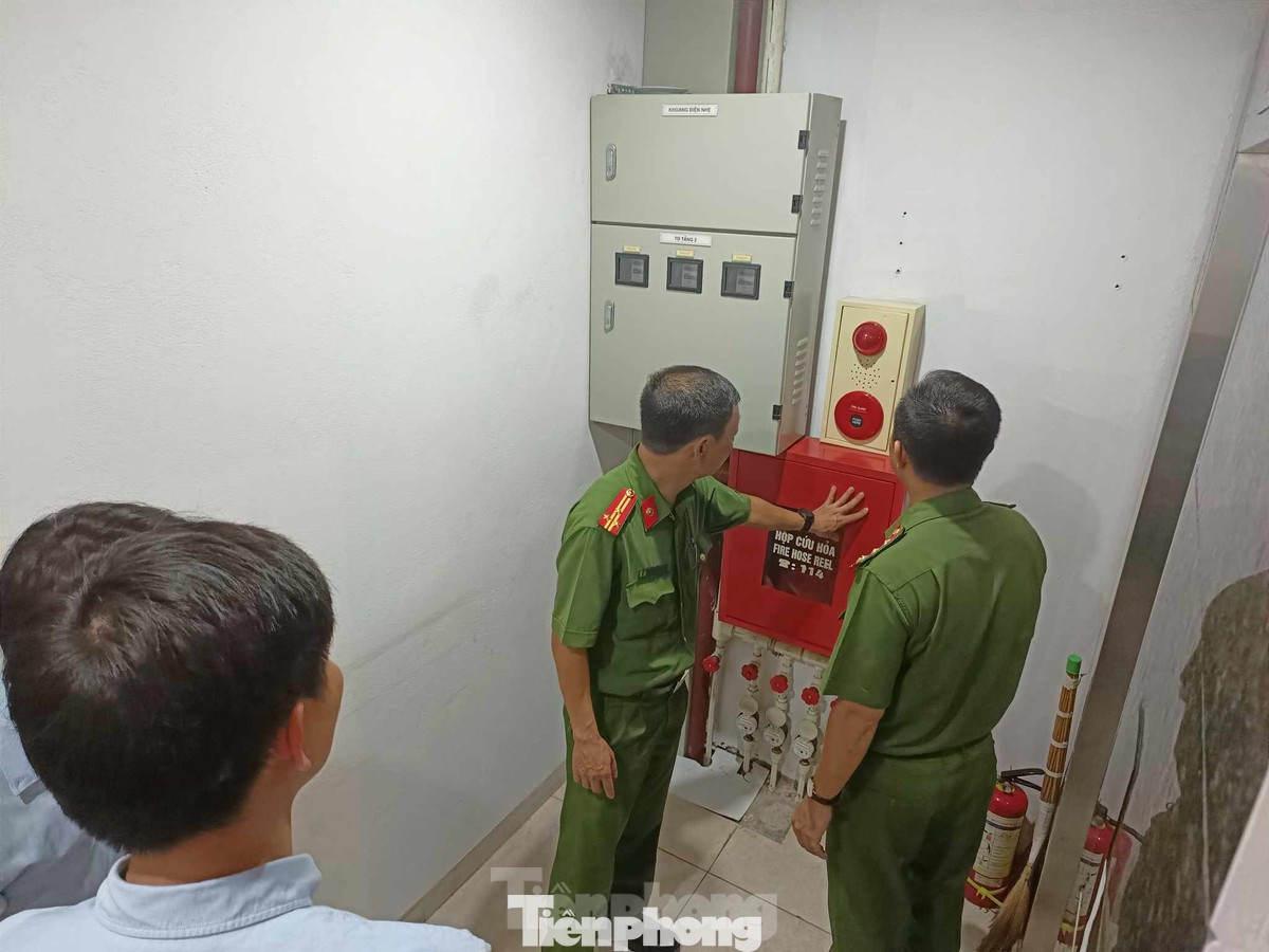 Lực lượng PCCC kiểm tra các thiết bị PCCC tại nhà ở có nhiều căn hộ cho thuê.