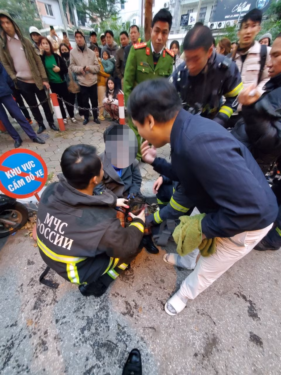 Nạn nhân được đưa ra ngoài an toàn. Nạn nhân được đưa ra ngoài an toàn.