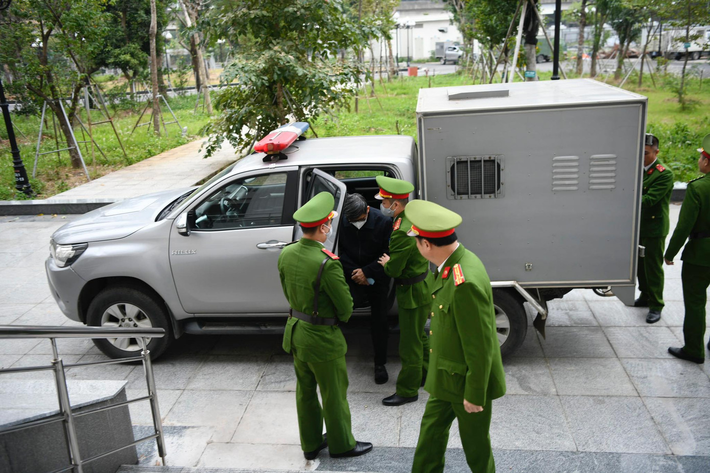 Bị cáo được dẫn giải tới phiên toà. Ảnh Như Ý