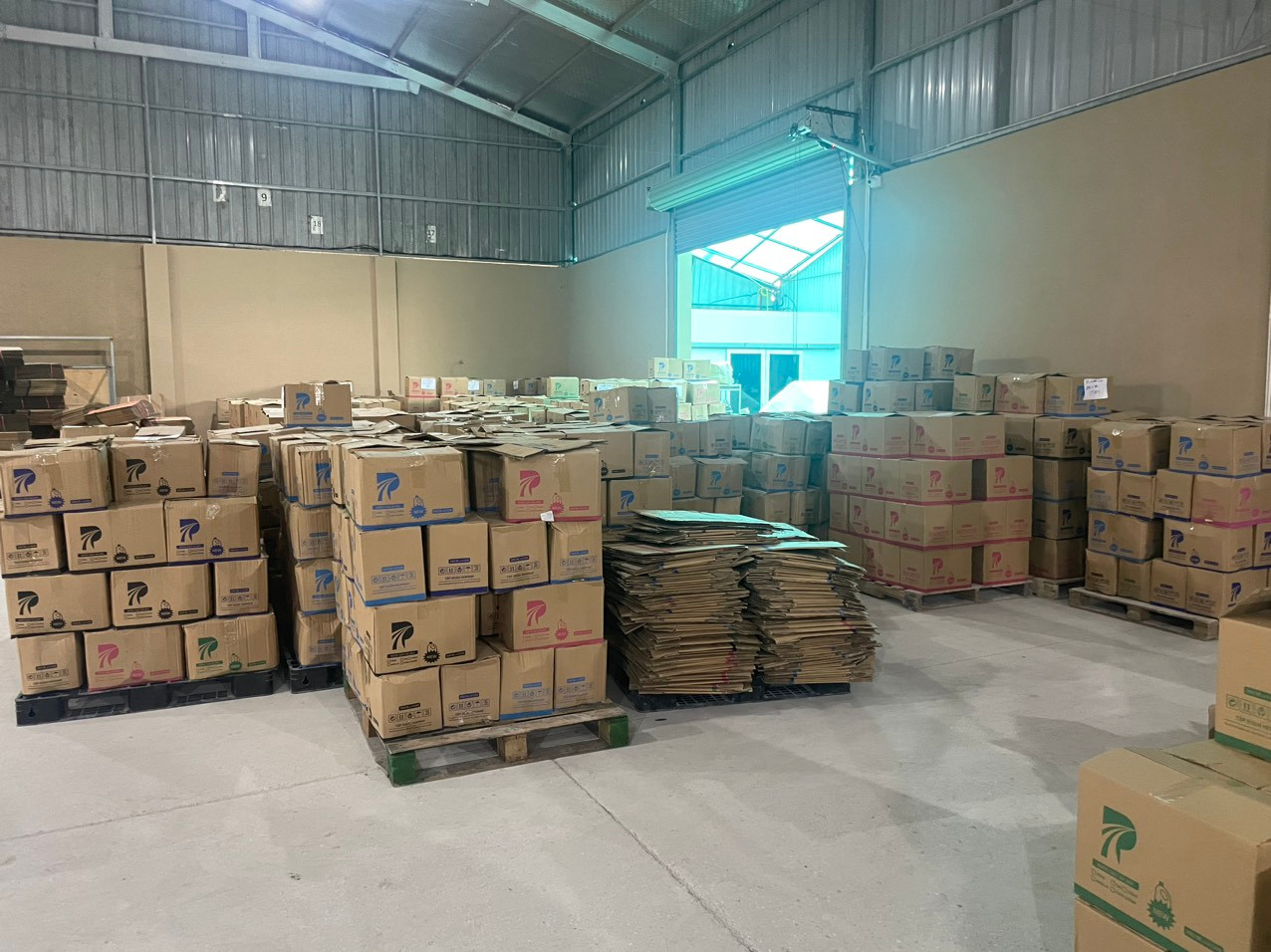 Số lượng lớn hàng hoá thu giữ.