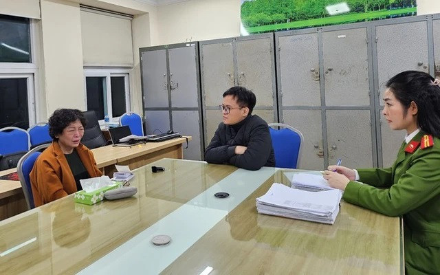 Cơ quan chức năng làm việc với bà Hòa. Cơ quan chức năng làm việc với bà Hòa.