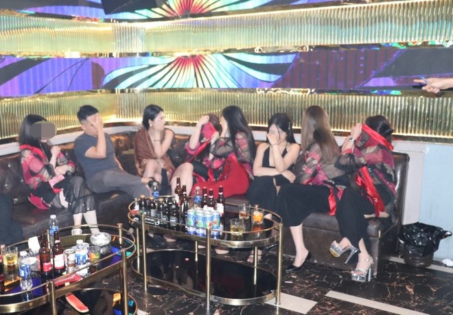 Cảnh sát phát hiện nhiều phòng hát hoạt động lúc rạng sáng.