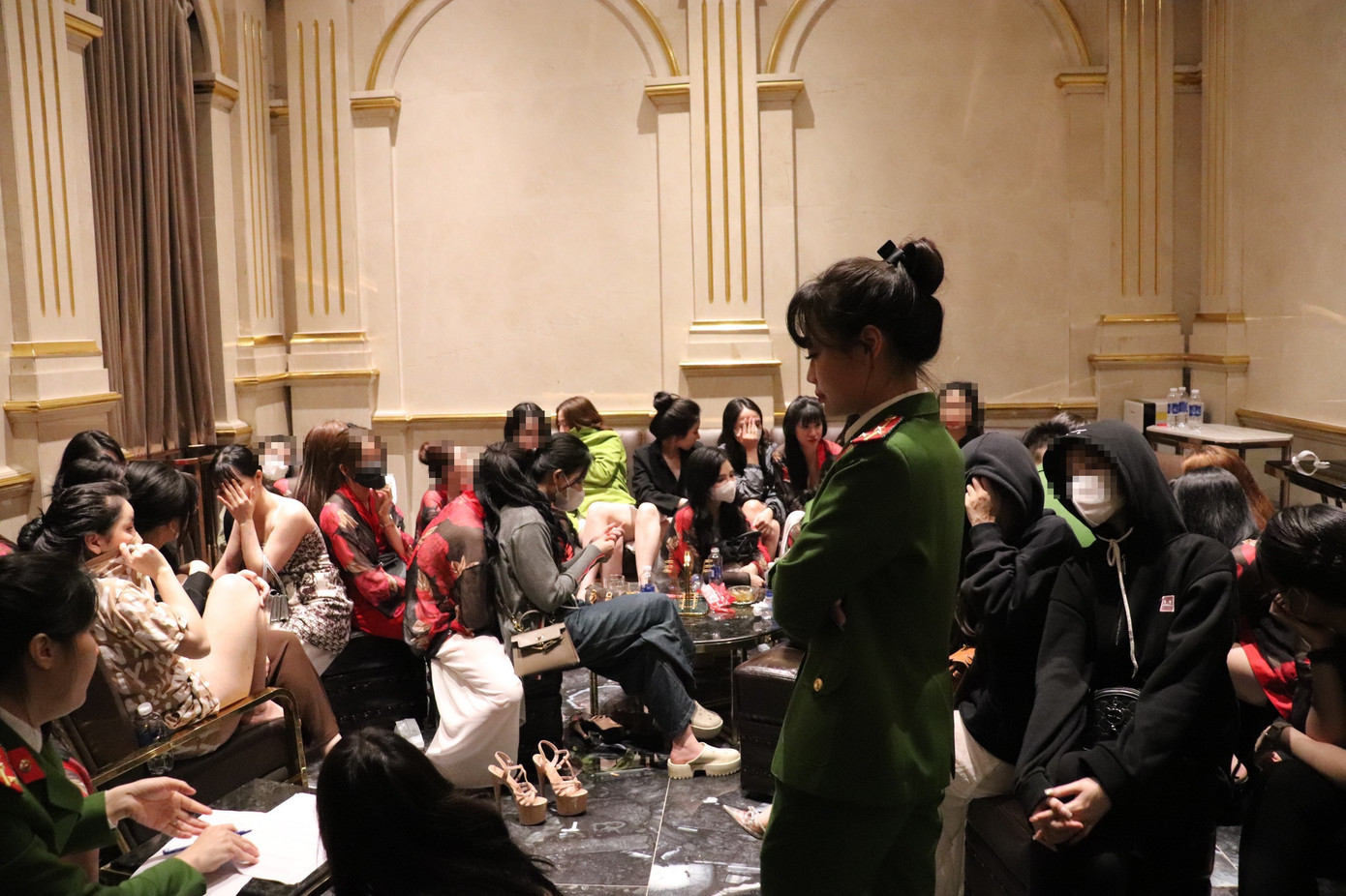 Lực lượng chức năng có mặt tại quán karaoke.