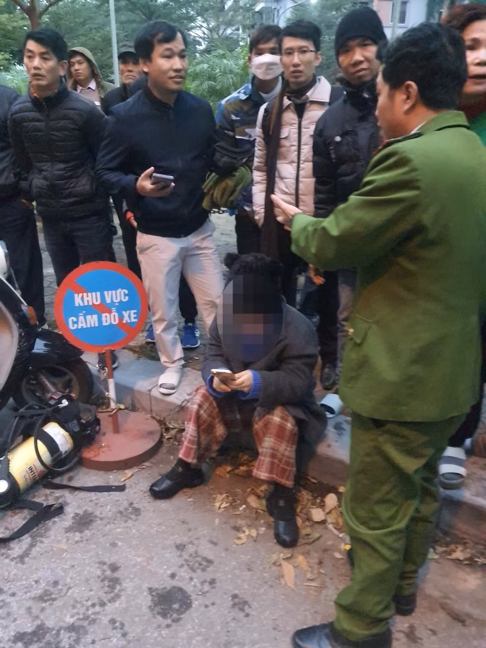 Nạn nhân được đưa ra ngoài an toàn. Nạn nhân được đưa ra ngoài an toàn.