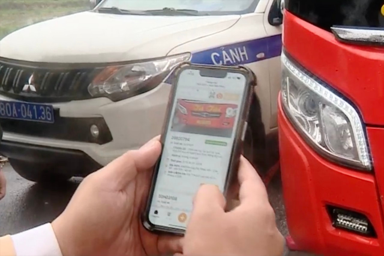 Lực lượng CSGT áp dụng công nghệ trong kiểm tra, xử lý vi phạm. Lực lượng CSGT áp dụng công nghệ trong kiểm tra, xử lý vi phạm.