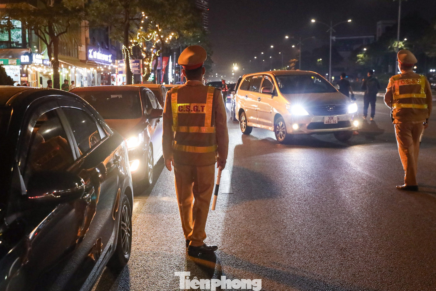Trong ca làm việc khoảng 6 tiếng, tổ công tác kiểm tra hàng trăm tài xế điều khiển phương tiện ô tô, xe máy.