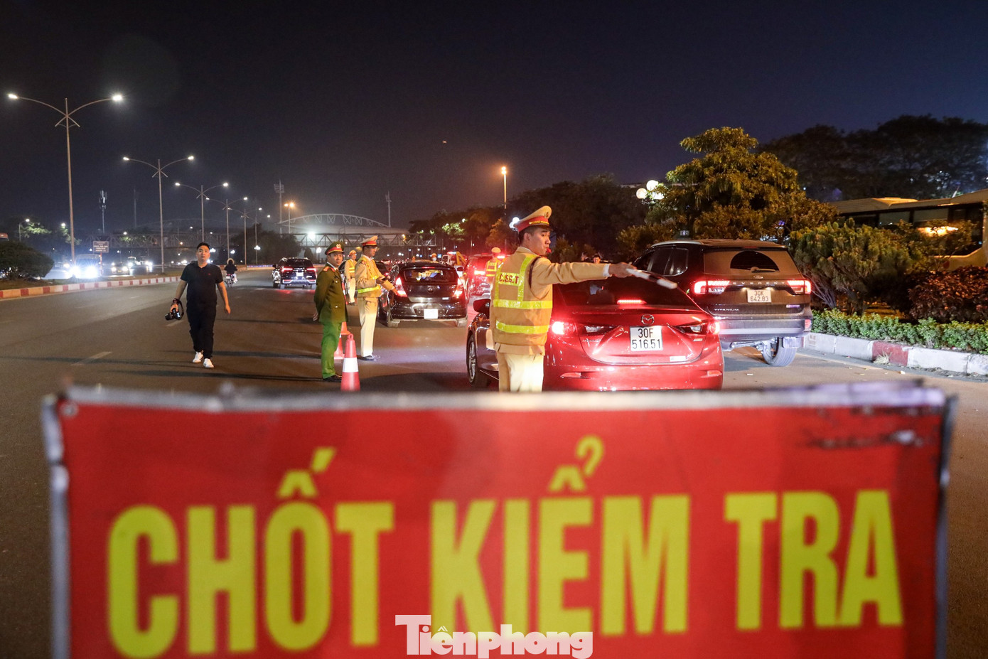 Từ khoảng 20h cùng ngày, tổ công tác triển khai lập chốt kiểm tra nồng độ cồn theo 2 hướng đi.