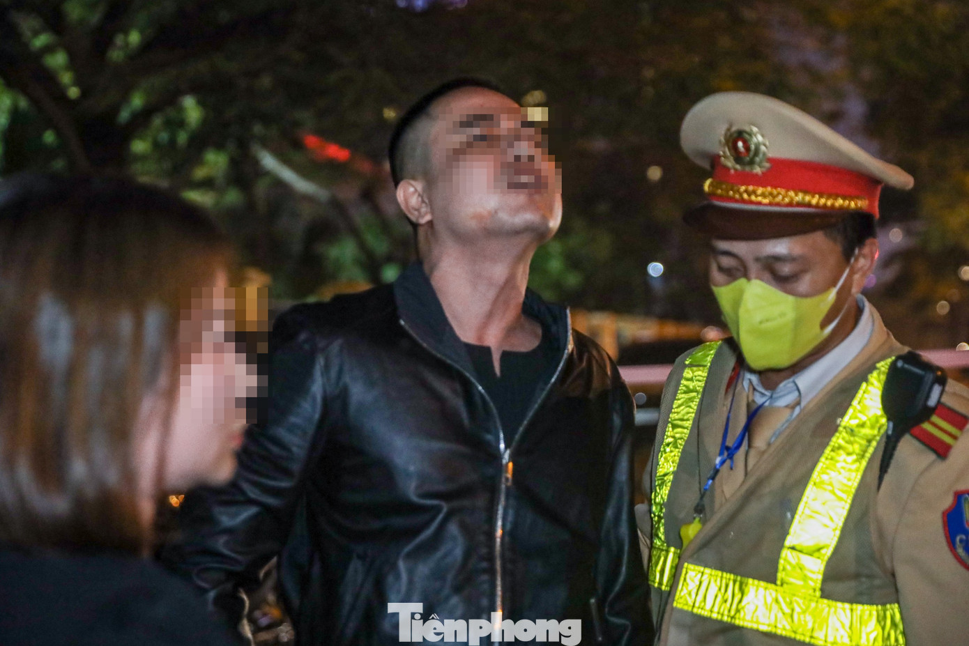 Sau thời gian dài khi được cán bộ, chiến sĩ giải thích, tài xế chấp hành đo nồng độ cồn cho kết quả 0,645 mg/L khí thở.