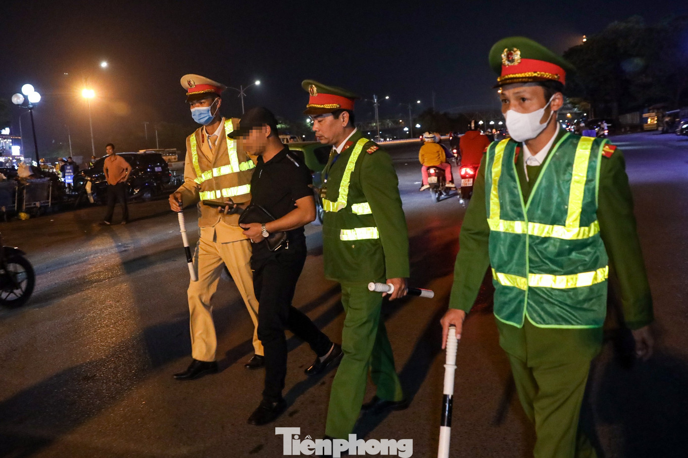 Ngoài ra, còn có tài xế khi thấy tổ công tác đã bỏ lại phương tiện rời khỏi hiện trường.