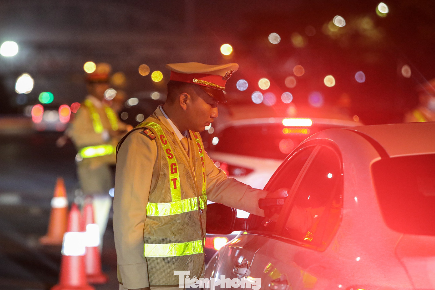 Cán bộ, chiến sĩ tổ công tác sẽ yêu cầu tài xế đi vào khu vực đo nồng độ cồn. Quá trình kiểm tra định tính để phát hiện nồng độ cồn rất nhanh nên không gây mất nhiều thời gian của tài xế. Khi phát hiện có nồng độ cồn, tổ công tác sẽ đo định lượng để làm căn cứ xử phạt.