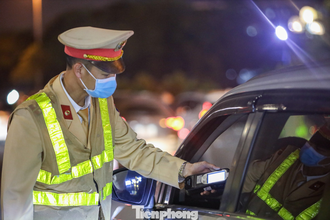Lực lượng CSGT kiểm tra nồng độ cồn lái xe.