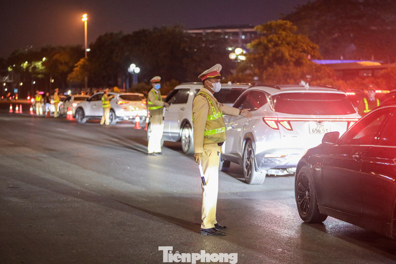 Tối 31/12, khoảng 40 cán bộ, chiến sĩ Đội CSGT số 6 - Phòng CSGT Công an TP Hà Nội và Đội CSGT-TT - Công an quận Nam Từ Liêm thực hiện nhiệm vụ đảm bảo an ninh trật tự, an toàn giao thông và xử lý vi phạm nồng độ cồn, tại khu vực gần Sân vận động Mỹ Đình.