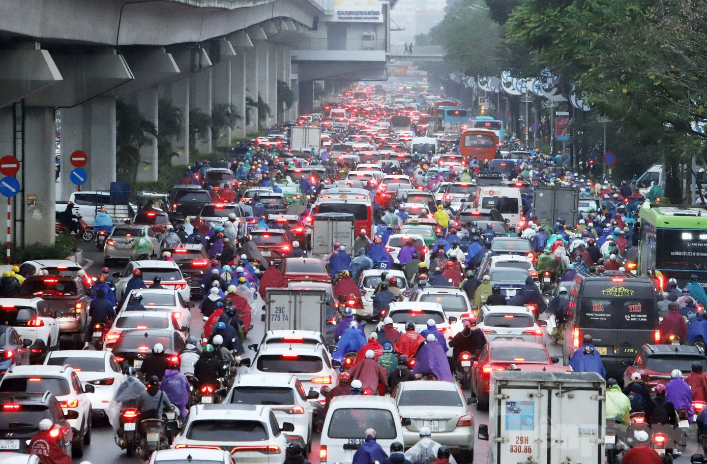 Tuyến đường Nguyễn Trãi ùn dài vào sáng 22/1.