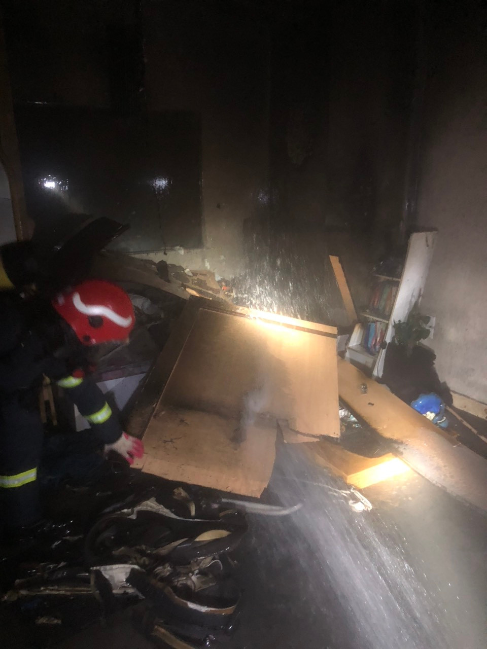 Lực lượng chữa cháy dập lửa bên trong căn nhà.