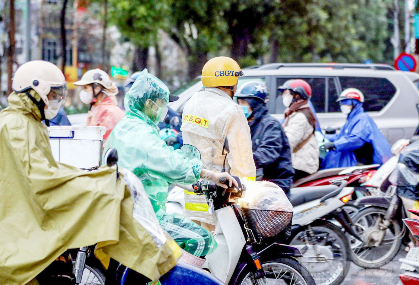 Dự báo lưu lượng phương tiện tăng cao vào buổi sáng, Đội CSGT đường bộ số 6, Phòng CSGT Công an TP Hà Nội đã bố trí cán bộ, chiến sĩ tại các tuyến đường để ứng trực.