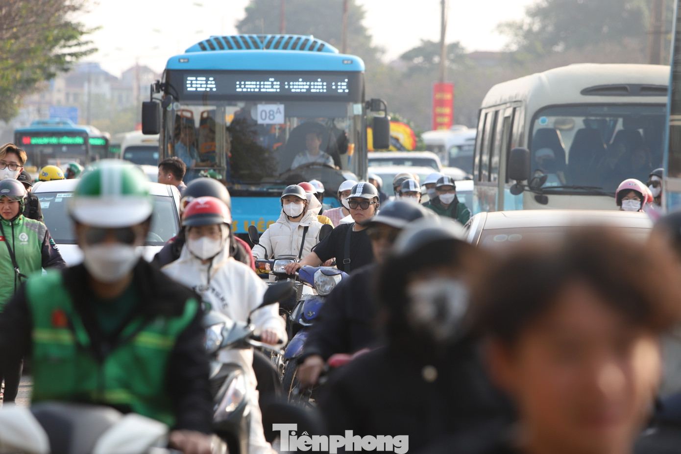 Đội CSGT đường bộ số 14 cử cán bộ, chiến sĩ tại các nút giao, ngã tư phối hợp với các lực lượng khác đảm bảo an ninh trật tự, điều tiết giao thông từ chiều cùng ngày.