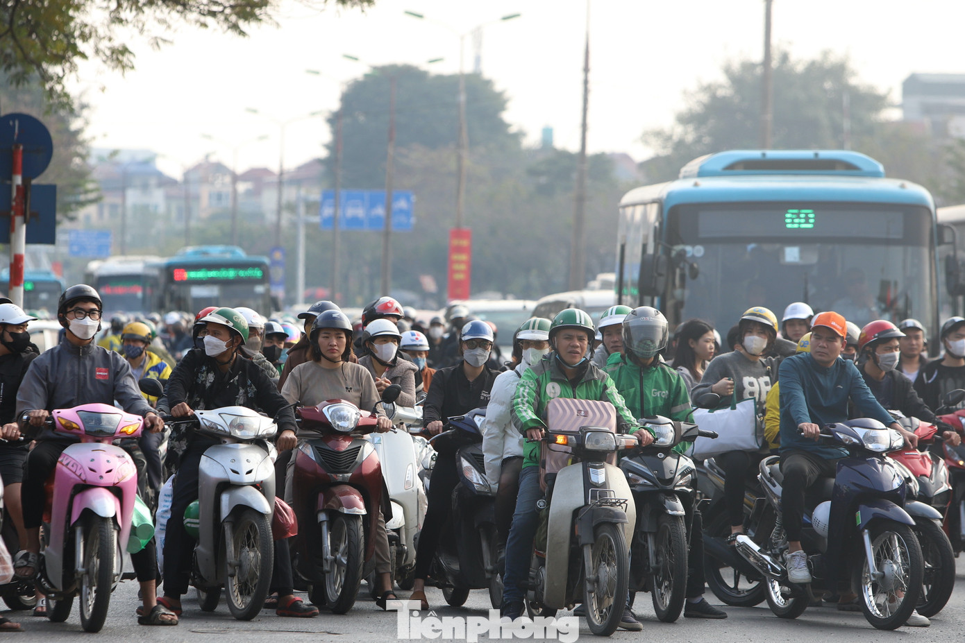 Tương tự, tại đường QL1A hướng về trung tâm lưu lượng phương tiện tăng cao.