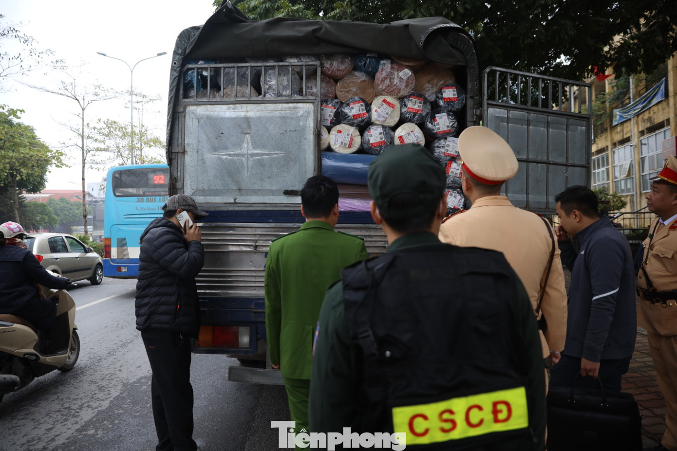 Xe tải chở hơn 100 cuộn vải. Xe tải chở hơn 100 cuộn vải.