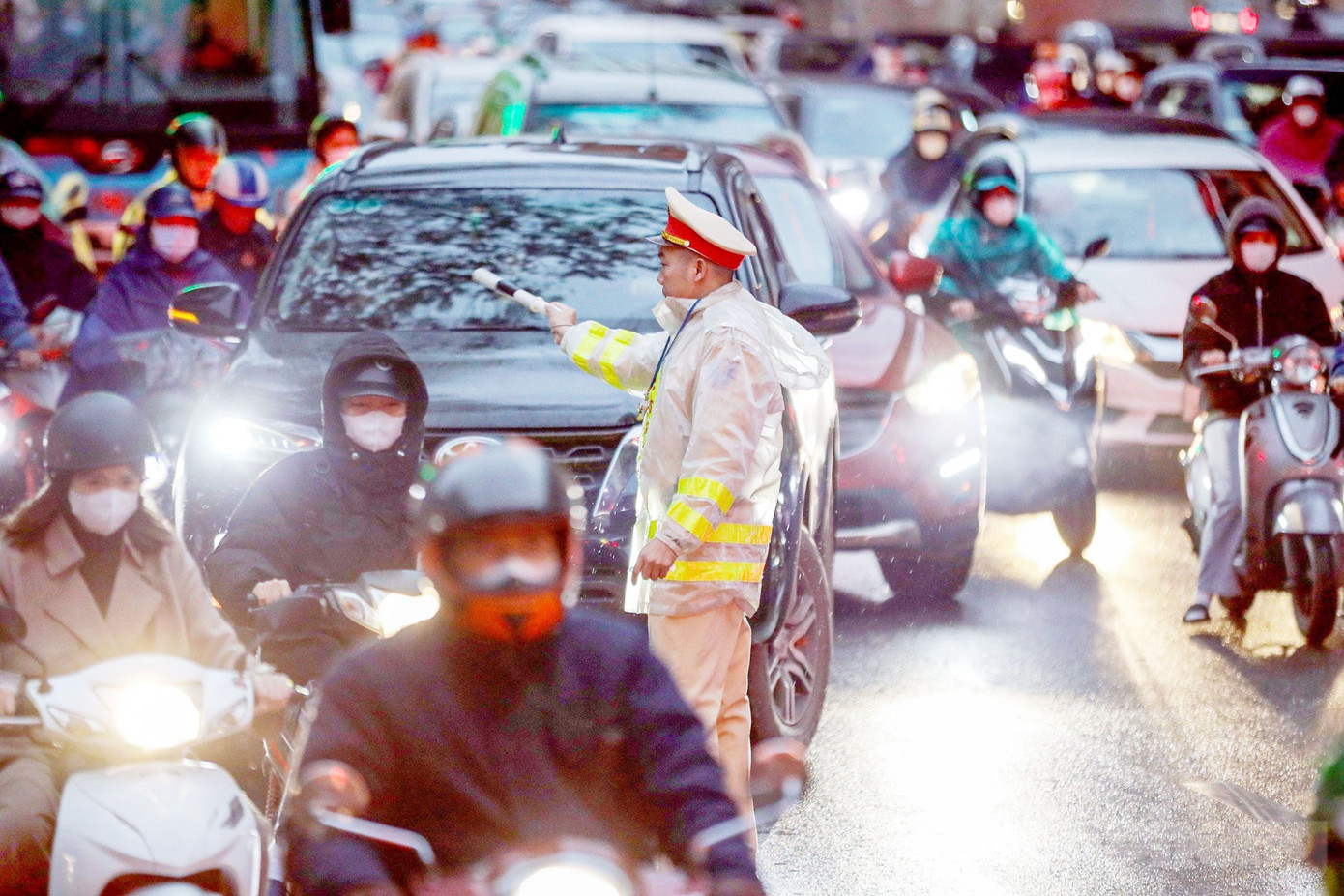 Sáng 22/1, tại Hà Nội trời có mưa, nhiệt độ ngoài trời trên 10 độ C.