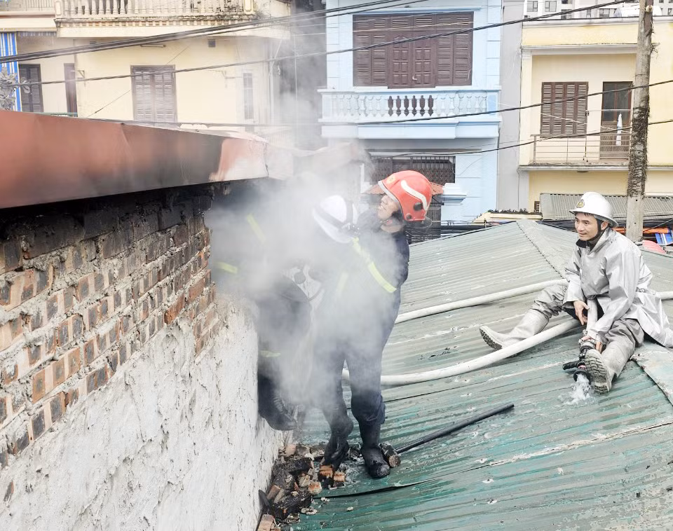 Lực lượng PCCC phá tường dập lửa bên trong.