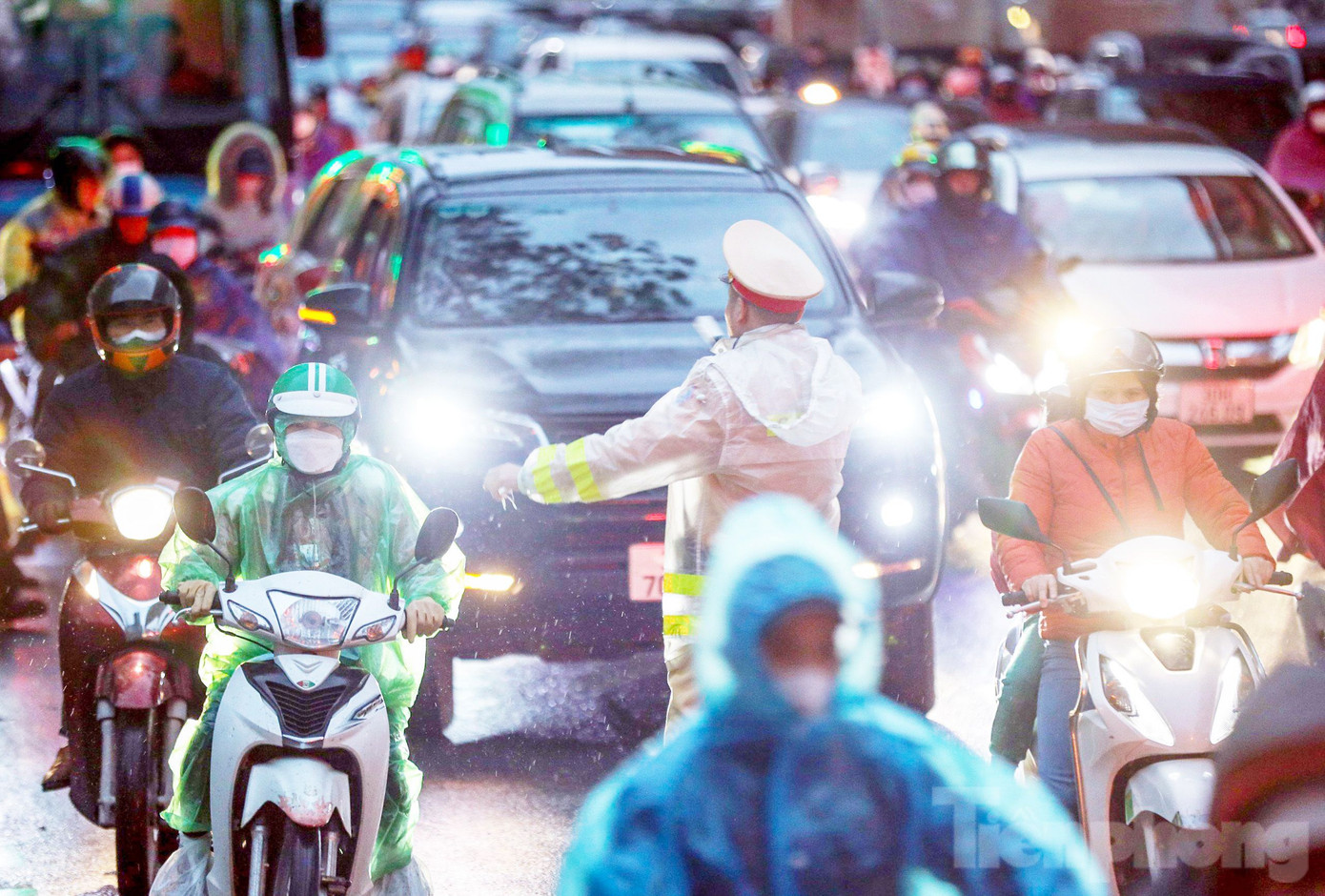 Trời mưa rét cũng khiến giao thông trở nên khó khăn, thậm chí ùn tại một số nút giao.