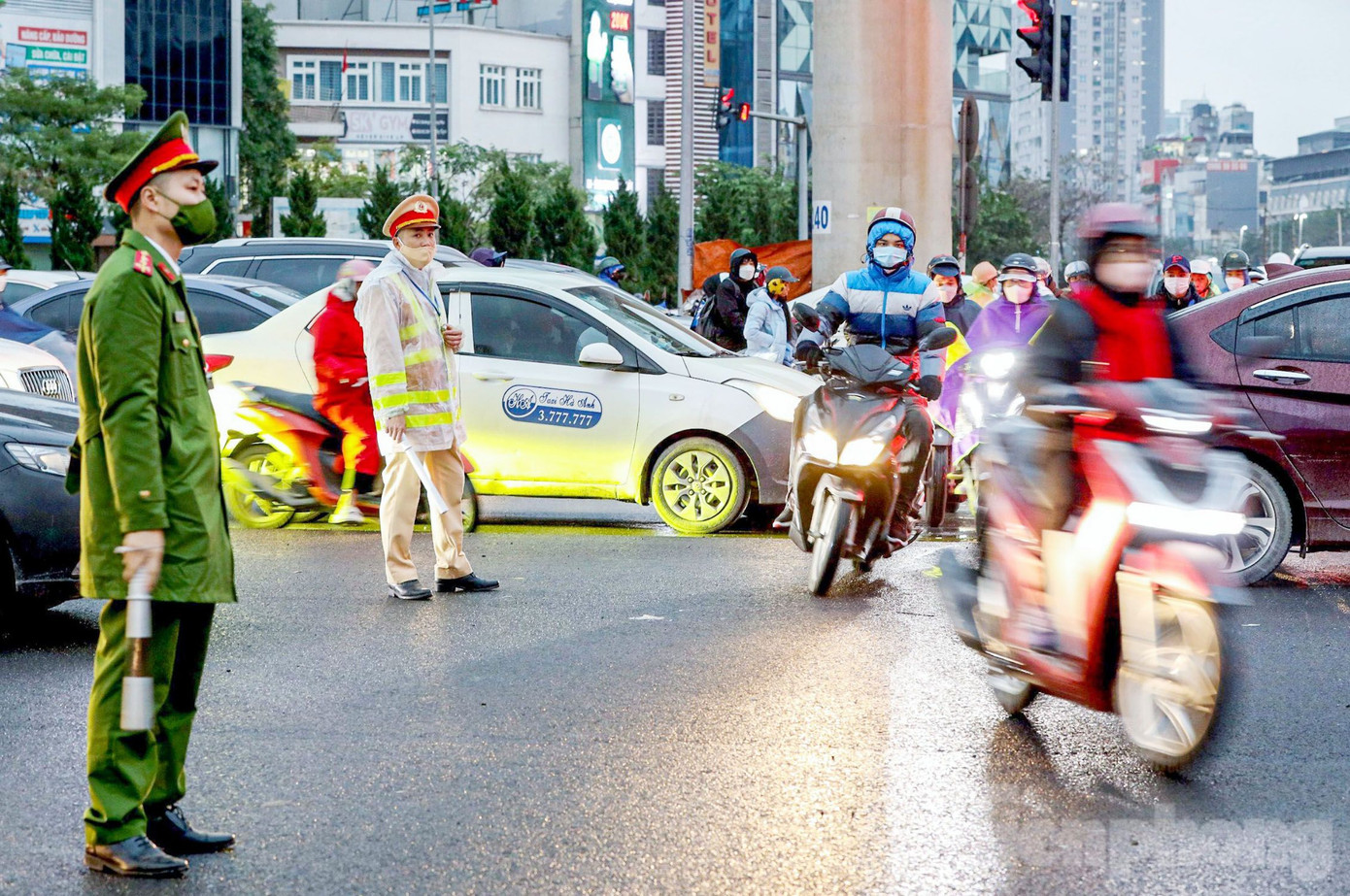 Ngoài lực lượng CSGT, công an địa bàn cũng có mặt phối hợp làm nhiệm vụ.