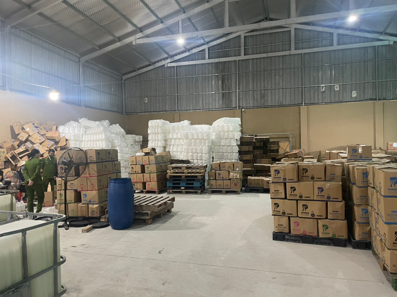 Công an khám xét tại các nhà xưởng.