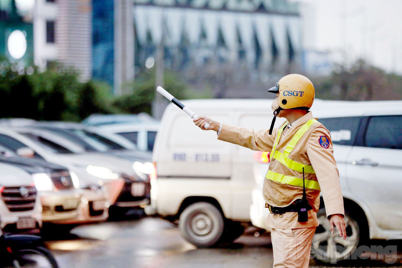 Ngay từ sáng sớm, lực lượng CSGT Hà Nội đã có mặt tại nhiều tuyến đường, nút giao để phân luồng, hướng dẫn giao thông giúp người dân đi lại được thuận lợi.